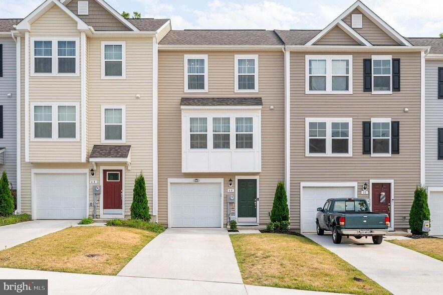 64 Tate Manor Dr in Charles Town, WV - Foto de edificio