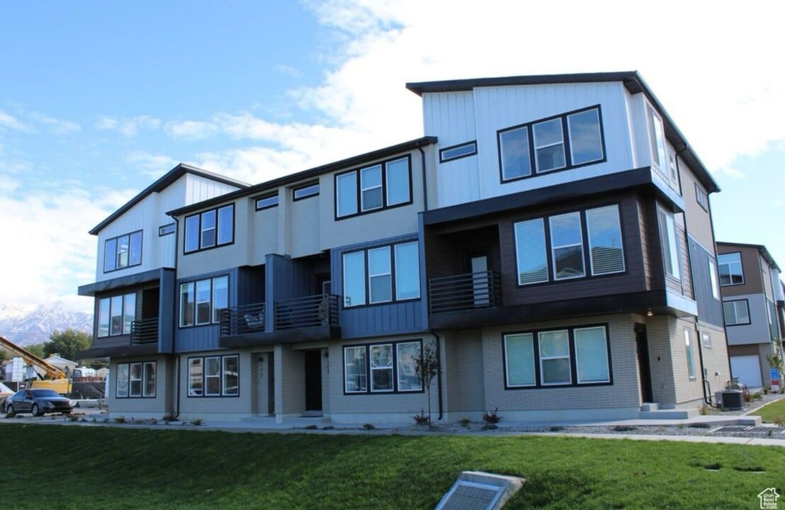 144 E Abbeville Ct in Sandy, UT - Foto de edificio