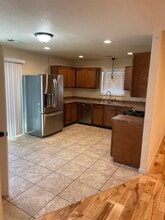 1606 Pecan Cir in Gallup, NM - Foto de edificio - Building Photo