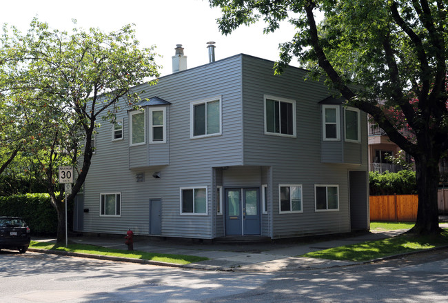 2200 W 7th Ave in Vancouver, BC - Building Photo - Primary Photo