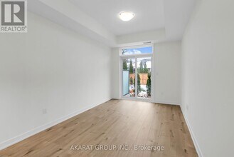 498 Plains Rd E in Burlington, ON - Building Photo - Building Photo