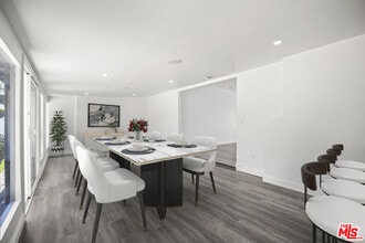 23046 Leonora Dr in Los Angeles, CA - Building Photo - Building Photo