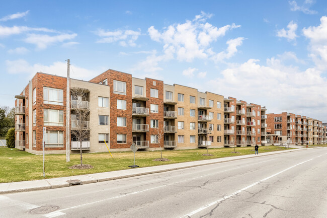 650 Marcel-Laurin Boul in St. Laurent, QC - Building Photo - Building Photo