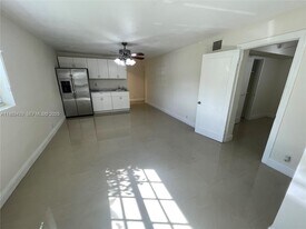 12520 W Randall Park Dr in Miami, FL - Building Photo