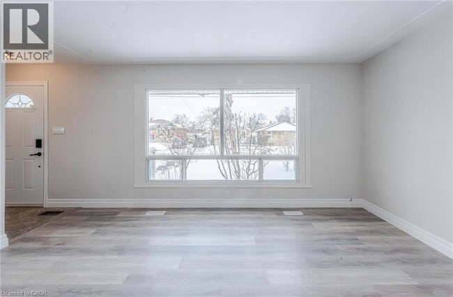 60 Burfield Ave in Hamilton, ON - Building Photo - Building Photo