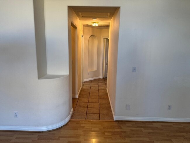 8800 Crescent Ridge Ln in Las Vegas, NV - Building Photo - Building Photo