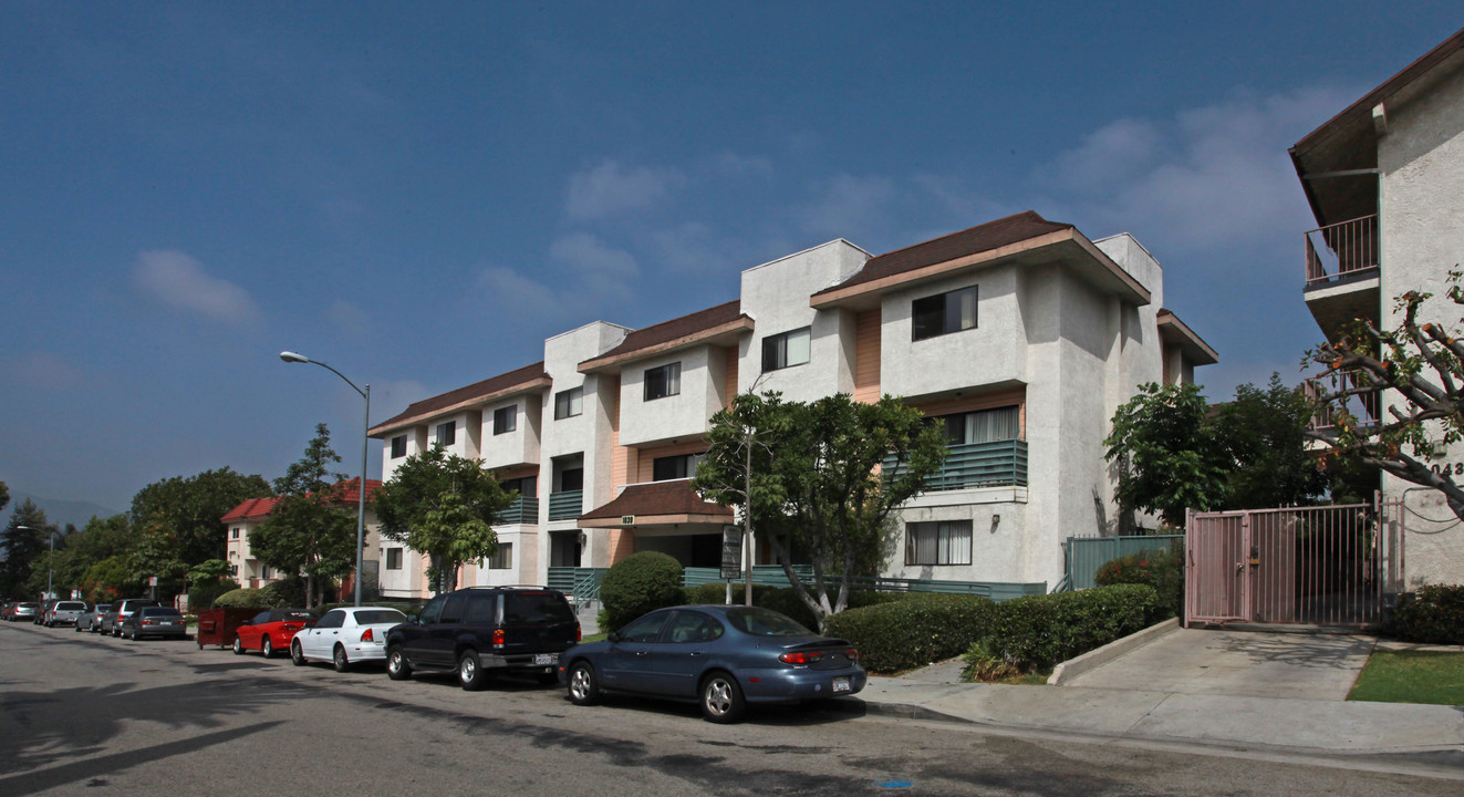 Justin Apartments in Glendale, CA - Building Photo