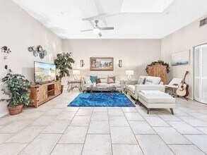 701 Mirror Lake Dr N in St. Petersburg, FL - Foto de edificio - Building Photo