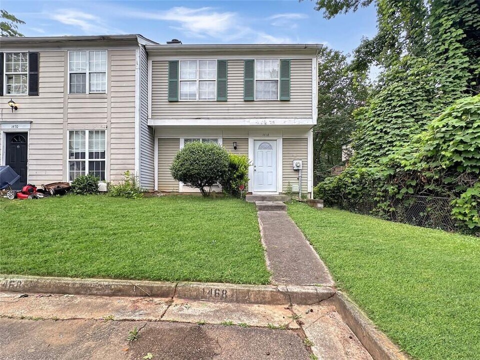 1468 Kilmuir Way in Stone Mountain, GA - Foto de edificio
