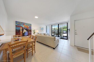 265 Grapetree Dr, Unit 121 in Key Biscayne, FL - Building Photo - Building Photo