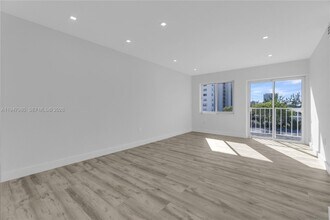 7925 Carlyle Ave in Miami Beach, FL - Building Photo - Building Photo