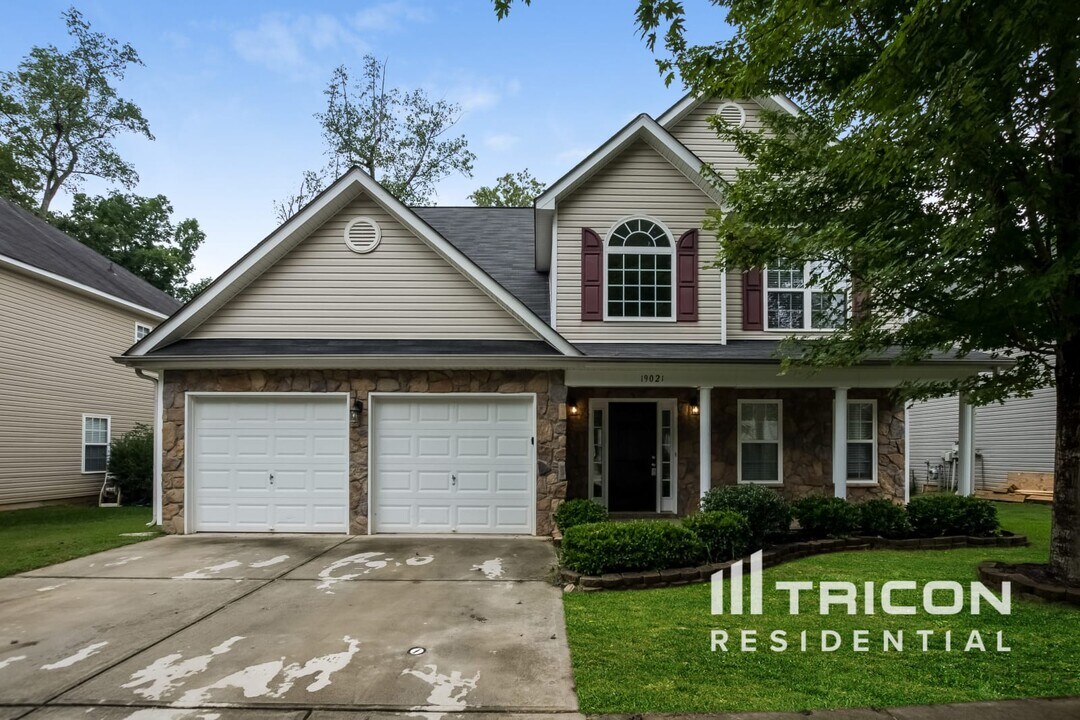 19021 Kanawha Dr in Cornelius, NC - Foto de edificio
