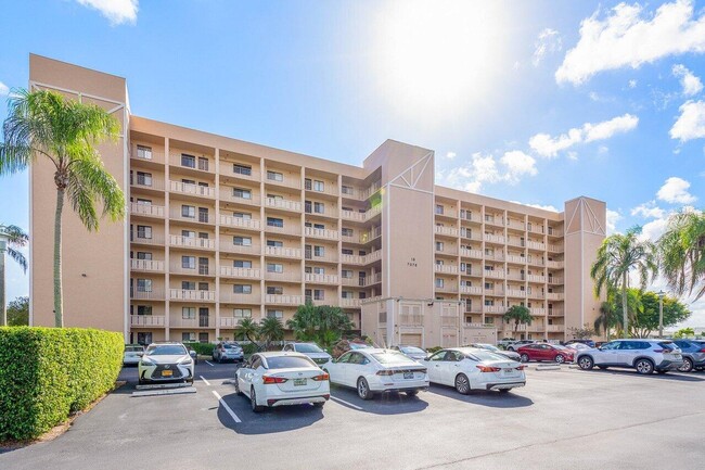 7076 Huntington Ln in Delray Beach, FL - Foto de edificio - Building Photo