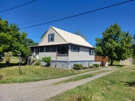 1494 Thompson Rd in Franklin, PA - Building Photo