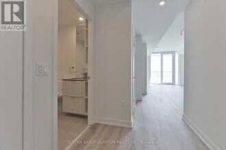 1 Fairview Rd E in Mississauga, ON - Building Photo - Building Photo