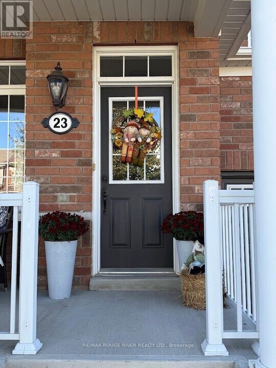23 Chiswick Ave in Whitby, ON - Building Photo