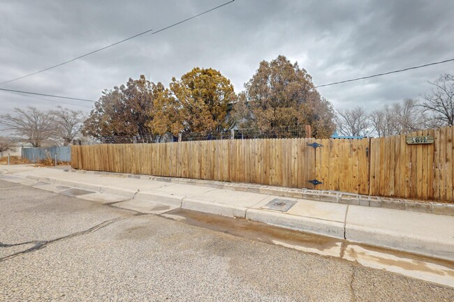 3812 Los Tomases Dr NW in Albuquerque, NM - Building Photo - Building Photo