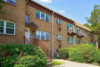 18 College Dr, Unit 18 in Edison, NJ - Building Photo - Building Photo