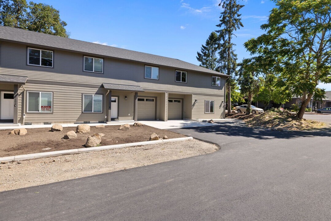 1603 SE Maple St in Milwaukie, OR - Foto de edificio