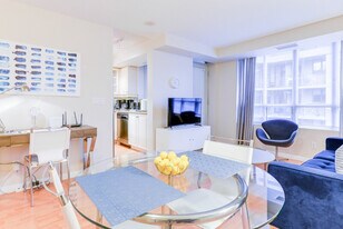 205 Queen St W in Toronto, ON - Building Photo