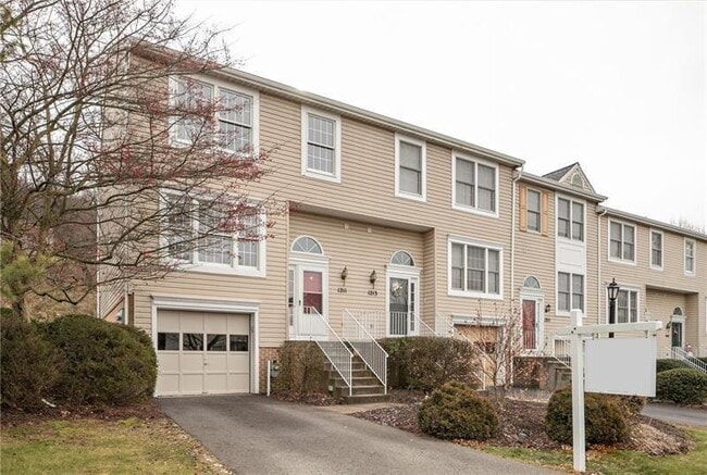 1211 Meadowbrook Dr in Canonsburg, PA - Building Photo - Building Photo
