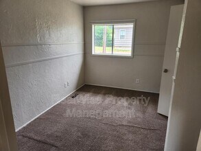 345 W Birch Ct in Roseburg, OR - Foto de edificio - Building Photo