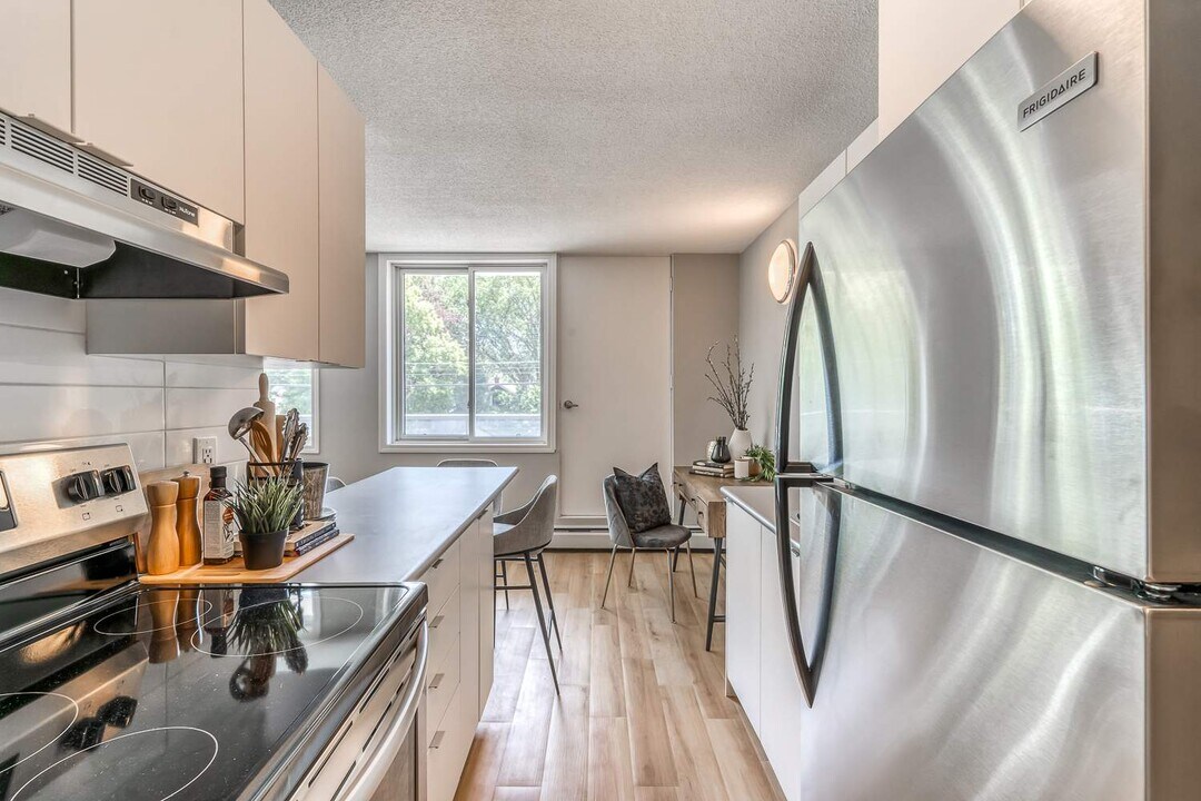 Garneau Place in Edmonton, AB - Building Photo