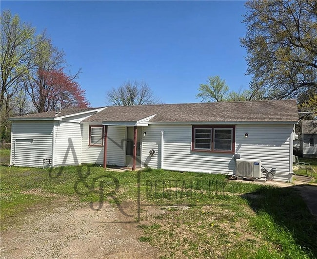 919 E Washington St in Pittsburg, KS - Building Photo - Building Photo