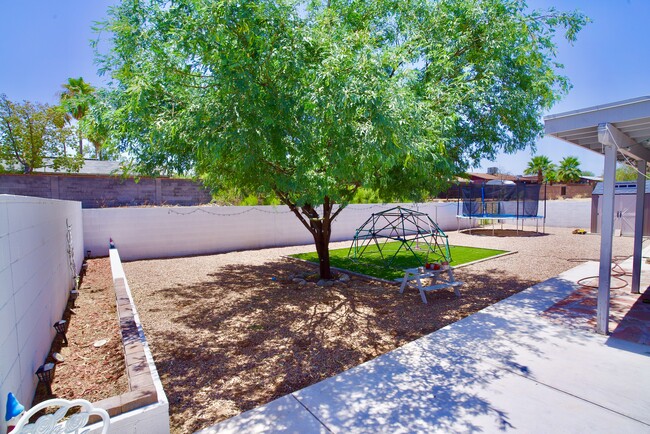 8418 E Fond Du Lac Dr in Tucson, AZ - Foto de edificio - Building Photo