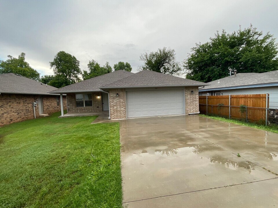 111 E Juniper Ln in Mustang, OK - Building Photo