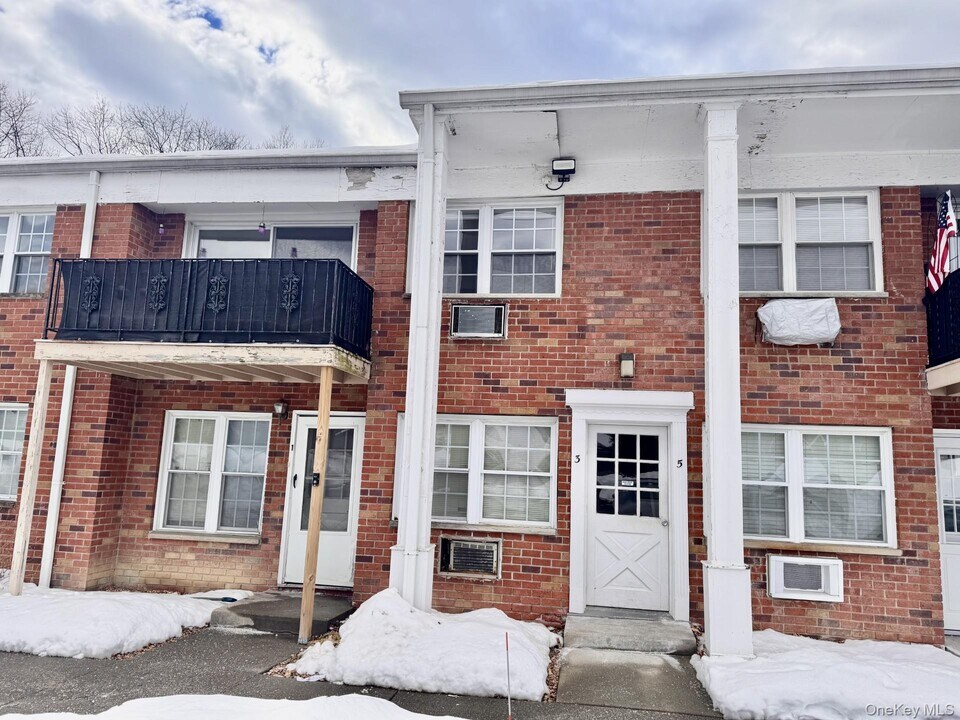 7 Colonial Rd in Beacon, NY - Building Photo