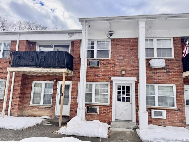 property at 7 Colonial Rd