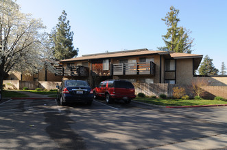 Woodbridge Apartments in Fresno, CA - Building Photo - Building Photo