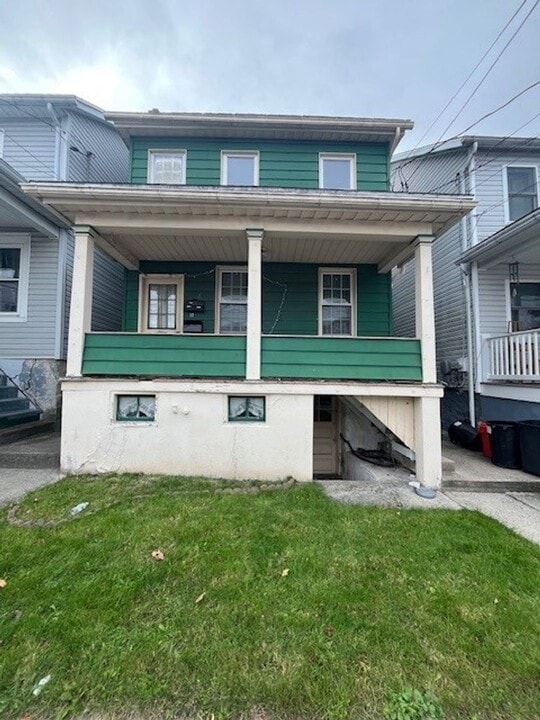 6 E High St in Coaldale, PA - Building Photo