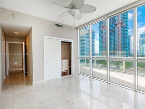 50 S Pointe Dr, Unit 906 in Miami Beach, FL - Foto de edificio - Building Photo