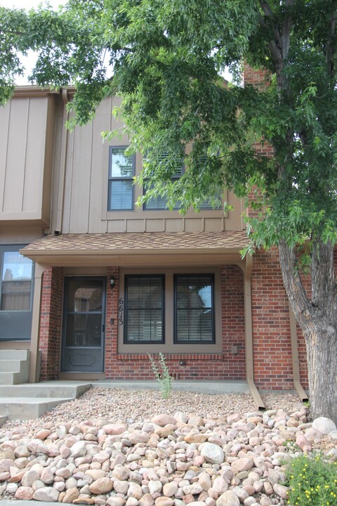 6613 Warbler Ln in Colorado Springs, CO - Foto de edificio