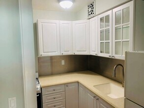 0 Grove St, Unit 8 in Glen Head, NY - Foto de edificio - Building Photo