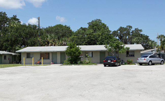 614 10th Ave E in Bradenton, FL - Foto de edificio - Building Photo