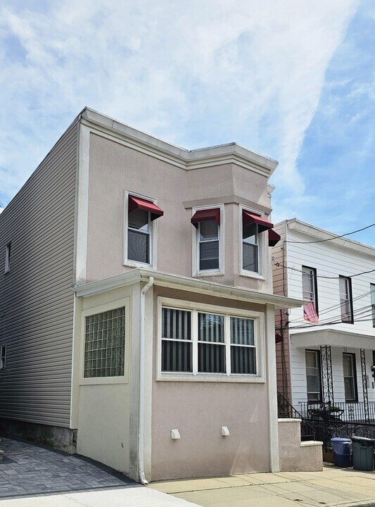 6808 Smith Ave in North Bergen, NJ - Building Photo