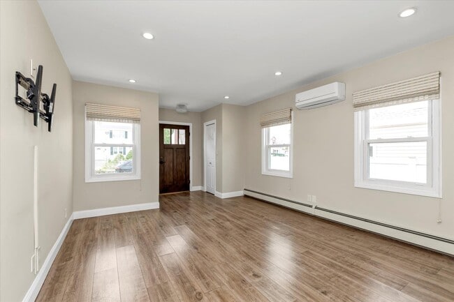22 Lido Pkwy in Lindenhurst, NY - Building Photo - Building Photo