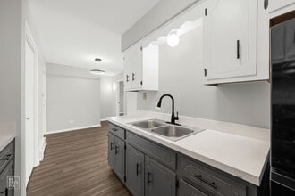Woodland Court Apartments in Alsip, IL - Building Photo - Building Photo