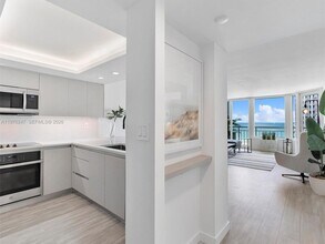 400 South Pointe Dr in Miami Beach, FL - Building Photo - Building Photo
