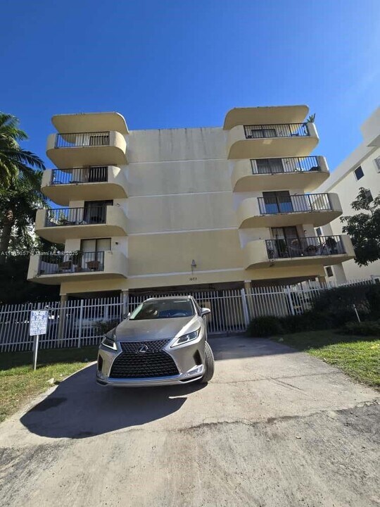 1673 Bay Rd in Miami Beach, FL - Building Photo
