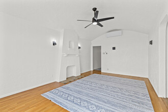 5621 S Mullen Ave in Los Angeles, CA - Foto de edificio - Building Photo