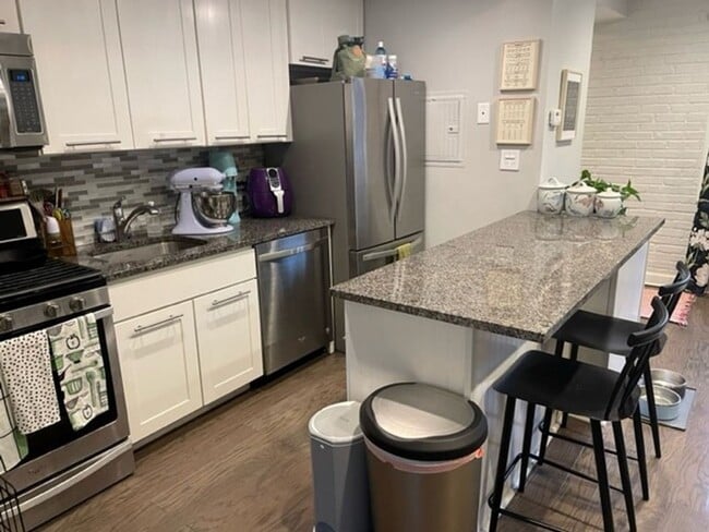 665 W Melrose St, Unit 2E in Chicago, IL - Foto de edificio - Building Photo