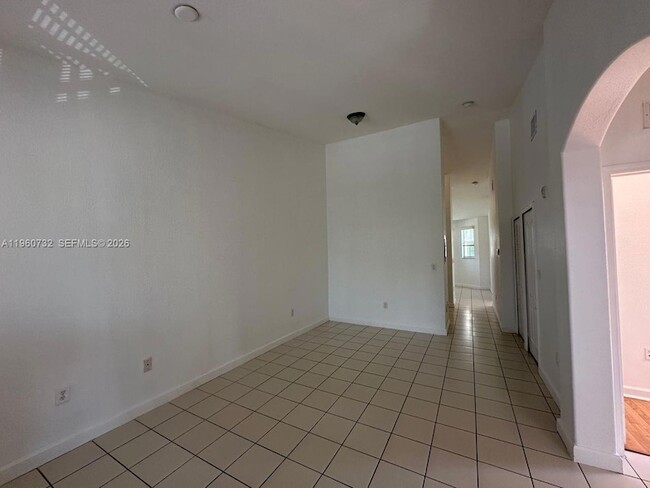 1568 SE 26th St, Unit 200 in Homestead, FL - Building Photo - Building Photo