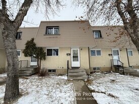115 Lafayette Blvd W in Lethbridge, AB - Building Photo