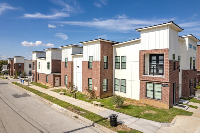 M25 Apartments in Fort Worth, TX - Building Photo - Building Photo