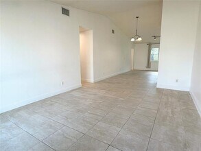 8350 NW 46th St in Lauderhill, FL - Foto de edificio - Building Photo