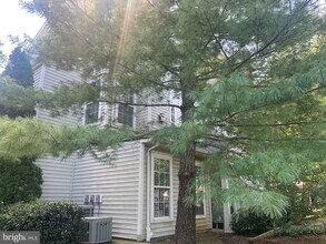 13066 Marcey Creek Rd in Herndon, VA - Building Photo - Building Photo